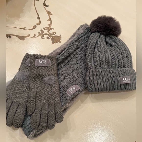 UGG Winter Grey sweater weather pom pom hat & infinity scarf set - Picture 5 of 8